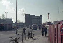 803729 Gezicht op het streekbusstation aan het Stationsplein te Utrecht, met op de achtergrond het Stationspostkantoor ...